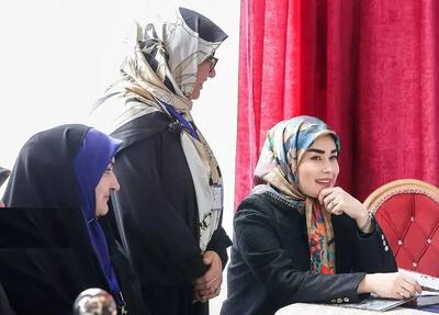  چهره خندان همسر عراقچی توجه دوربین‌ها را جلب کرد (عکس)