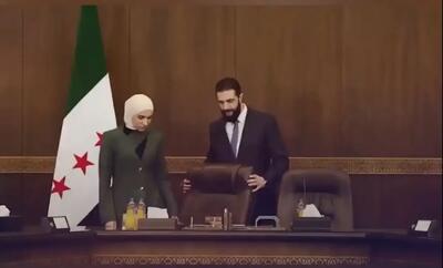  جولانی صندلی را برای همسرش جلو کشید (فیلم)
