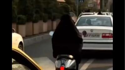  موتورسواری زن با چادر در خیابان‌های تهران (فیلم)