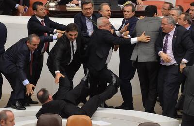  کتک‌کاری نمایندگان در مجلس ترکیه (فیلم)