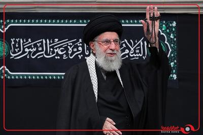  پنجره متفاوتی به لحظه ورود رهبر معظم انقلاب به دومین شب مراسم عزاداری ایام شهادت حضرت زهرا سلام‌الله‌علیها در حسینیه امام خمینی(ره)