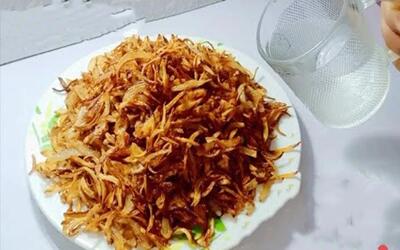  طرز تهیه پیاز سرخ شده خشک و سوخاری / پیازهای ترد مثل پیازهای رستورانی