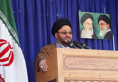  امام جمعه اصفهان: مستشاران آمریکایی نماز باران را تمسخر کردند، اما پس از پایان نماز، باران شدیدی بارید و همان مستشار نظامی شیعه شد