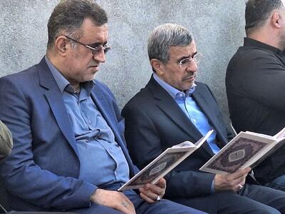  تصاویری از قرآن خواندن احمدی نژاد برای خواهر فوت شده رحیم مشایی