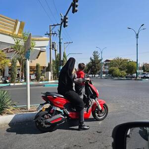  موتورسواری یک زن محجبه با چادر در تهران + فیلم