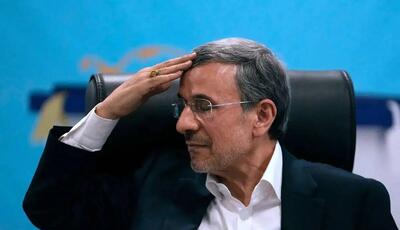  قرآن خوانی احمدی‌نژاد در مراسم ختم خواهر اسفندیار رحیم مشایی+عکس