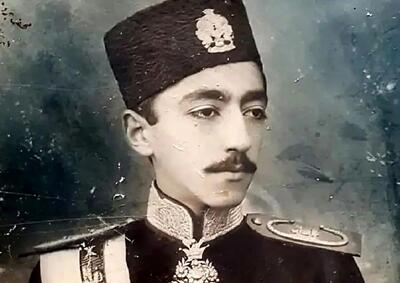  ژست «محمد حسن میرزا» آخرین ولیعهد قاجار با سیگار
