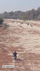  زاینده‌ رود تبدیل به پیست اسب‌ سواری شد + فیلم