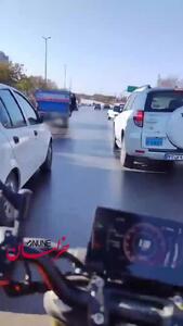  ویدئویی از فرار عجیب راننده نیسان بعد از تصادف +فیلم