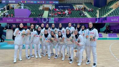  اهدای مدال برنز توسط پاکدل به تیم ملی هندبال بانوان ایران