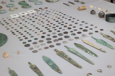  کشف ۴۰۰ قلم عتیقه از دوره‌های اشکانی، ساسانی و اسلامی از قاچاقچیان در سنندج