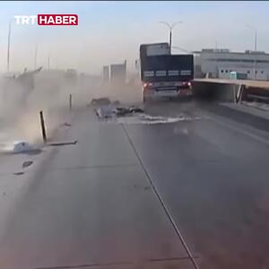  نتیجه فاجعه‌بار قانون‌شکنی در اتوبان؛ لحظه متلاشی شدن خودروی سواری بعد از تصادف با کامیون