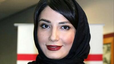  تیپ مونوکروم و زمستانی سمیرا حسن پور با تیشرت کارتونی کنار دریا