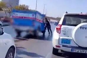  حرکت عجیب راننده نیسان پس از تصادف در مشهد!/ویدیو
