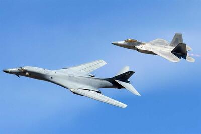  نبرد F-22 رپتور و B-1B لنسر، پیروز جدال جنگنده و بمب‌افکن کدام است؟ - پدال