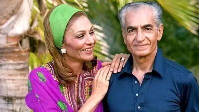  عکس سفر در زمان /  گریه محمدرضا پهلوی بعد از دنیا اومدن بچه اش کنار فرح دیبا ...