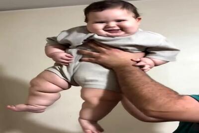  آواز شاد؛ بچه تپلو رو دست باباش میرقصه لپاش ویبره میرن دلت میخواد بگیری بچلونیش