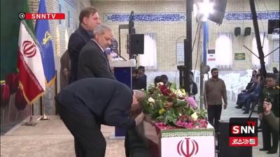  بوسه وزیر آموزش و پرورش بر تابوت شهید گمنام در اجلاسیه بزرگداشت شهید طالب ابراهیمی، شهید شاخص امسال دانش آموزی کشور