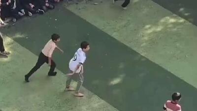  کاربران شبکه‌های اجتماعی در مصر ویدیویی را به اشتراک گذاشته‌اند که در آن کودکی مهارت‌های خود را در جریان مسابقات فوتبال مدرسه به نمایش می‌گذارد و پس از به ثمر رساندن یک گل فوق‌العاده، از سوی معلمش مورد تشویق فوق‌العاده قرار می‌گیرد.