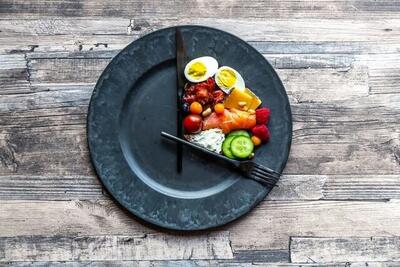  چرا باید در زمستان شام را زودتر بخوریم؟ تاثیر زمان غذا بر سلامت در فصل سرد