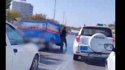  حرکت عجیب و فرار راننده نیسان بعد از تصادف در صدمتری مشهد