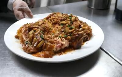  غذای خیابانی در آمریکا؛ مرغ سوخاری ترد و برنج سرخ شده با میگو در نیویورک (فیلم)