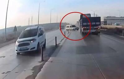  تصادف مرگبار سواری با کامیون حین گردش غیرقانونی در اتوبان (فیلم)