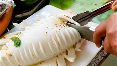  تهیه یک غذای لوکس با ماهی مرکب در بانکوک (فیلم)