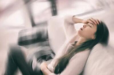  حمله‌های سرگیجه ناشی از حرکت چشم‌ها چیستند؟ بررسی کامل Ocular-Induced Vertigo و دلایل بروز سرگیجه چشمی