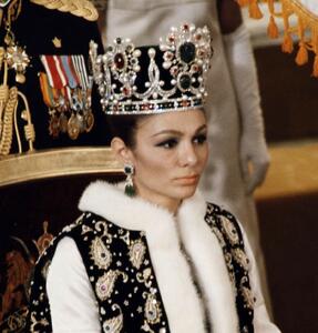  ژست‌های فرح پهلوی در یک بویینگ کاملا ایرانیزه شده