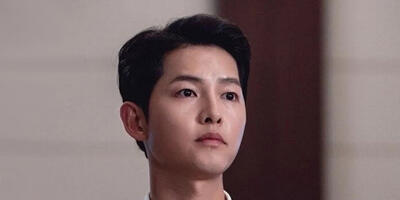  وکیل مشهور کی‌دراما با کت خیره‌کننده‌اش جلوی دوربین‌ها ژست گرفت - چی بپوشم