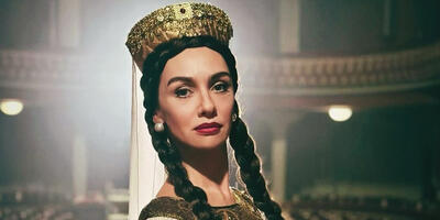  بازیگر مشهور ترک با موهای کوتاهش دلبری می‌کند؛ ساده و شیک به سبک بیرجه آکالای - چی بپوشم