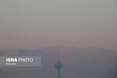  عکس/ برج میلاد غرق در آلودگی هوا | اقتصاد24