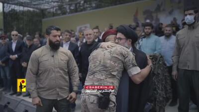  صحنه اهدای سلاح شخصی شهید عماد مغنیه به هیثم طباطبایی
