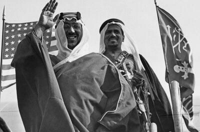  عکس/ ملک سعود، پادشاه دوم عربستان در کاخ الیزه در پاریس؛ سال ۱۳۱۳