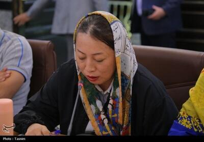  عکس | روسری خبرنگار فونیکس چین با اشعار فارسی