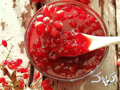  چگونه مربای زرشک خوش‌رنگ درست کنیم؟ قرمز ، شفاف و خوش طعم + فوت و فن - مجله اینترنتی کولاک