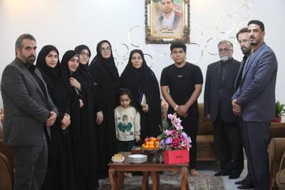  دیدار دبیرکل نهاد کتابخانه‌های عمومی با خانواده شهید محمد فرهادی