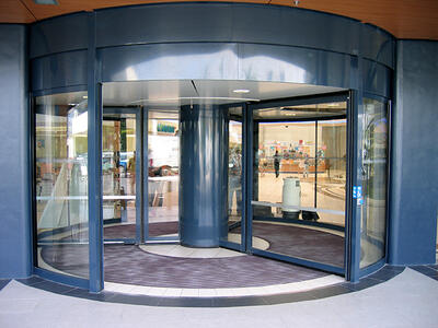  نکات فنی نصب درب اتوماتیک گردان در فضاهای تجاری و اداری