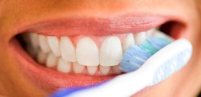  پاسخ علمی و توصیه ی متخصصان اول مسواک بزنیم یا نخ دندان؟