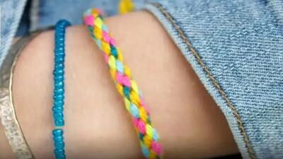  چگونه دستبندهای رنگی با نخ بسازیم؟ استایل‌ های شیک و دخترانه