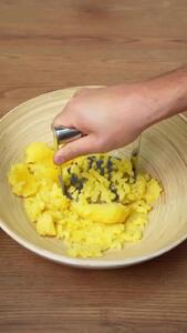  فیلم طرز تهیه کتلت قارچ با سیب زمینی