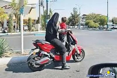  موتورسواری یک زن با چادر در تهران