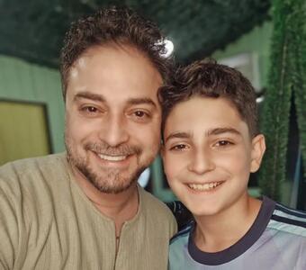  همخوانی احساسی و زیبا بابک جهانبخش و پسرش با آهنگ خاطره‌انگیز «دوستت دارم» + فیلم - سلام نو