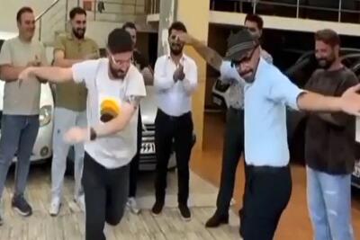  آواز شاد؛ حرکات موزون پولداری نمایشگاه داران که دیدن داره؛ پایکوبی پولدارا این شکلیه