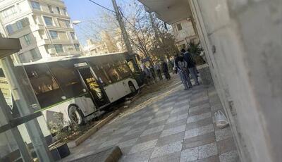  انحراف اتوبوس شهری در مشهد حادثه آفرید