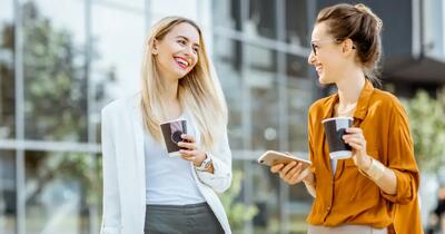  خانم‌ های جذاب چگونه صحبت می‌ کنند؟