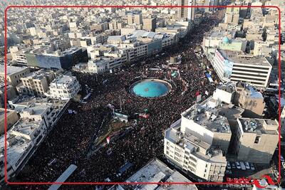  تصاویر هوایی از انبوه جمعیت در خیابان انقلاب در مراسم تشییع پیکرهای شهدای قهرمان وطن