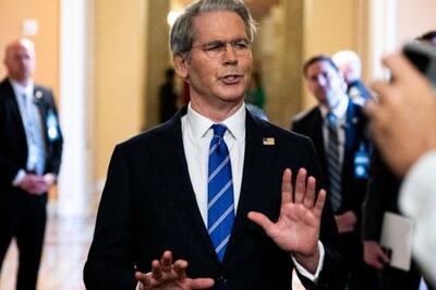  ارزیابی اسکات بسنت: اقتصاد آمریکا با وجود ضربه ۱۱ میلیارد دلاری همچنان از خطر رکود دور است