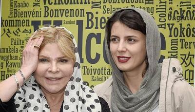  زری خانم سینمای ایران روی مبل قرمز؛ مادر لیلا حاتمی هستند - چیدانه